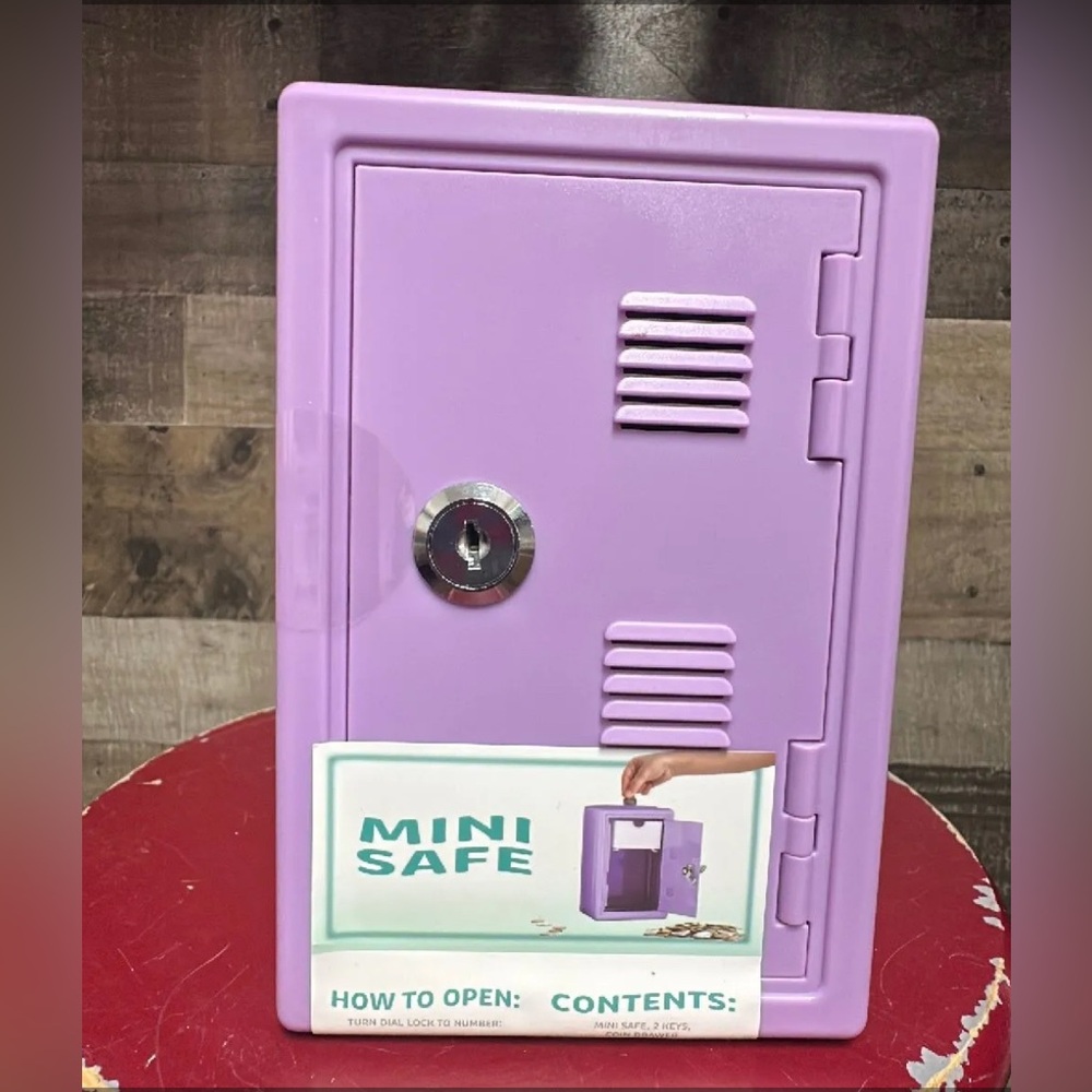 🆕️ Vivitar Mini Safe w/2 keys & Coin Drawer
Lavender color